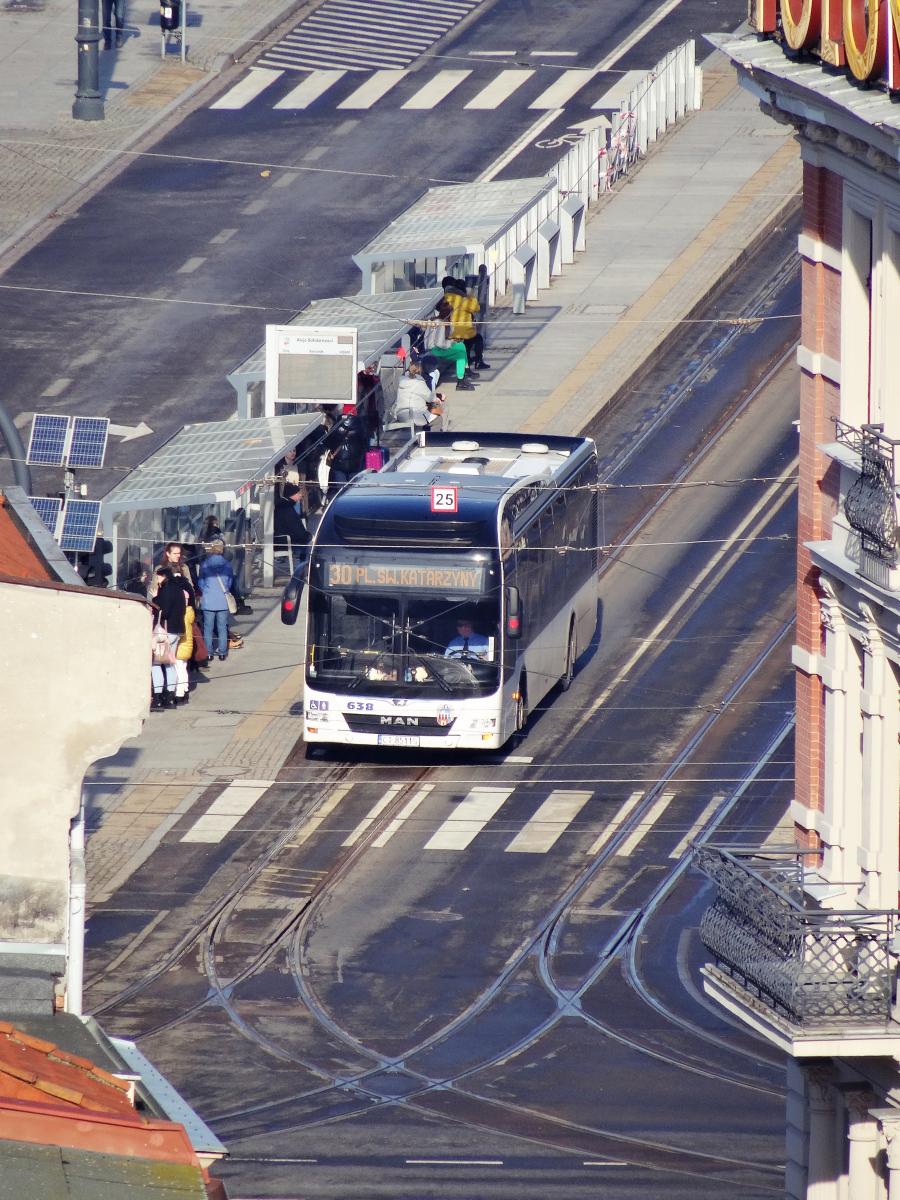 Autobus miejski na przystanku