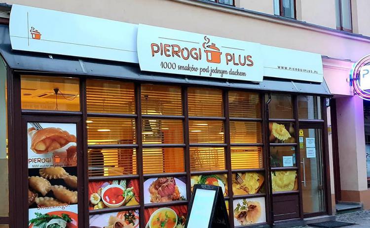 Zdjęcie przedstawia witrynę pierogarni "Pierogi Plus"